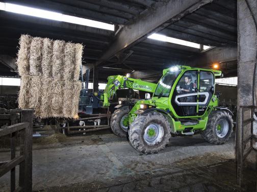 Merlo Teleskoplader beim Anheben eines Strohballens